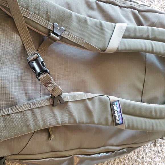 Patagonia Green Backpack Durable Water-Resistant Design - Picture 3 of 16